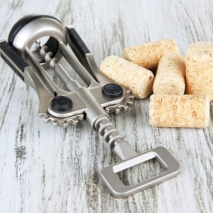 Un tire-bouchon Screwpull utilisé pour ouvrir une bouteille de vin sur une table.
