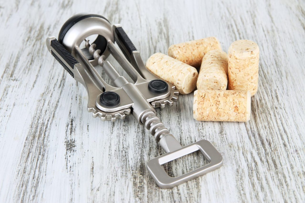 Un tire-bouchon Screwpull utilisé pour ouvrir une bouteille de vin sur une table.